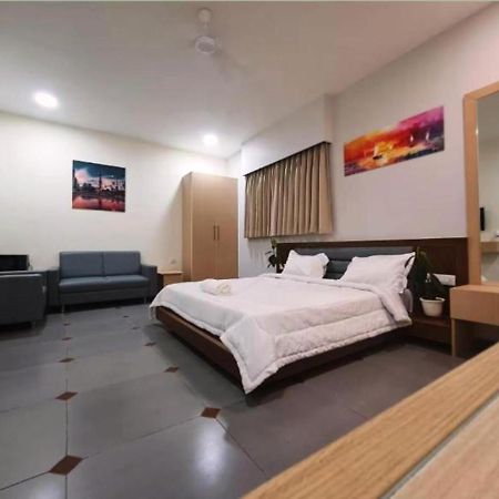 Hotel Seven Ahmedabad Bagian luar foto