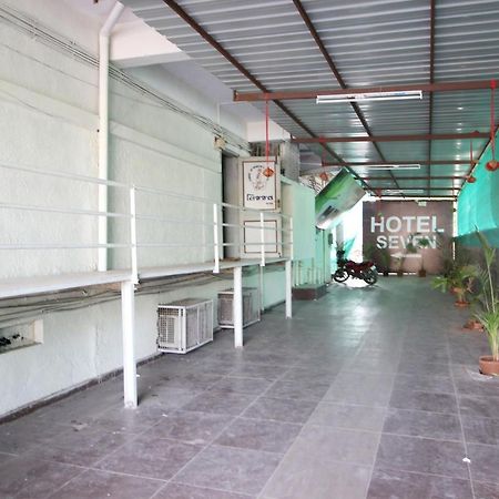 Hotel Seven Ahmedabad Bagian luar foto
