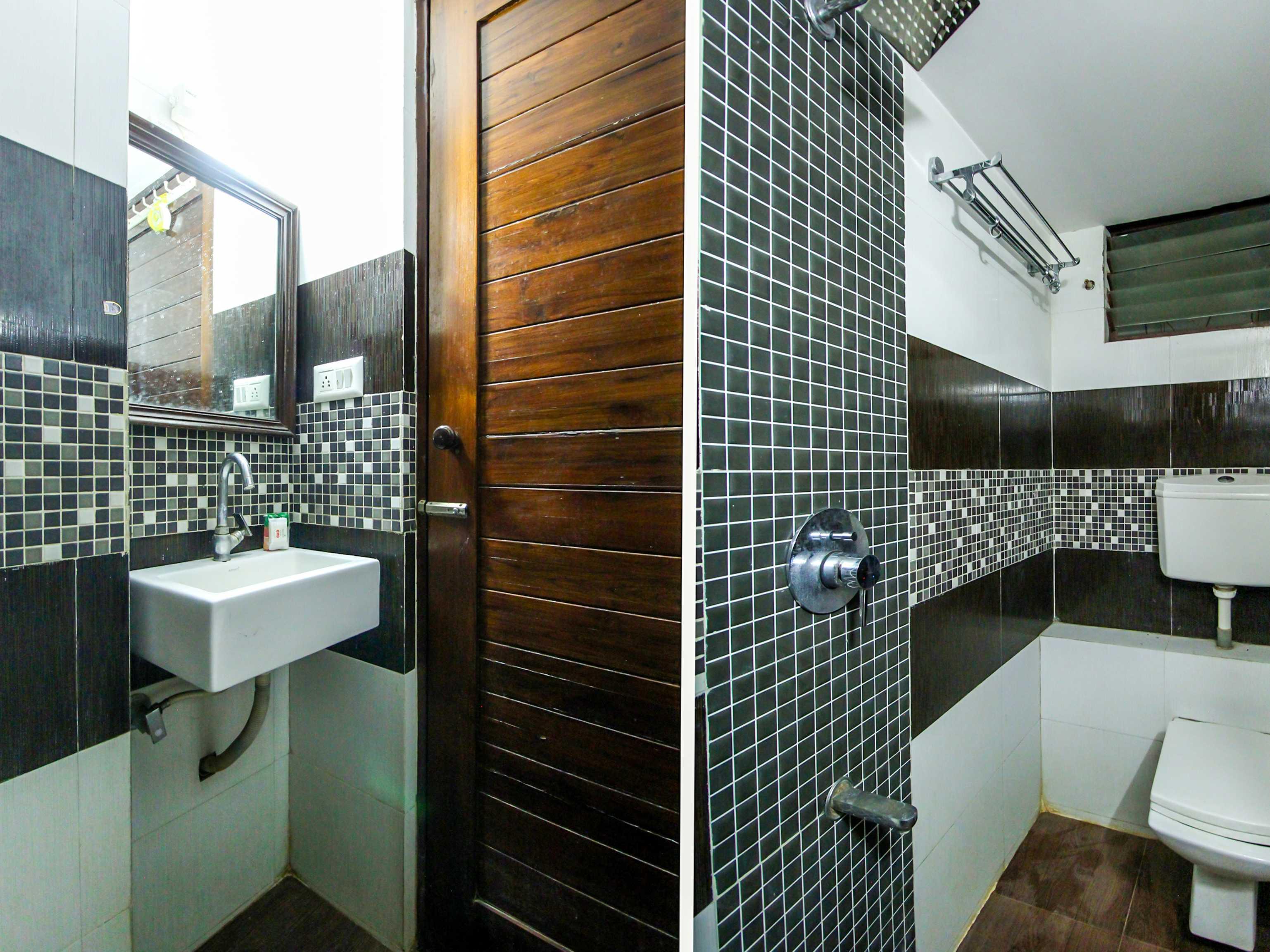 Hotel Seven Ahmedabad Bagian luar foto