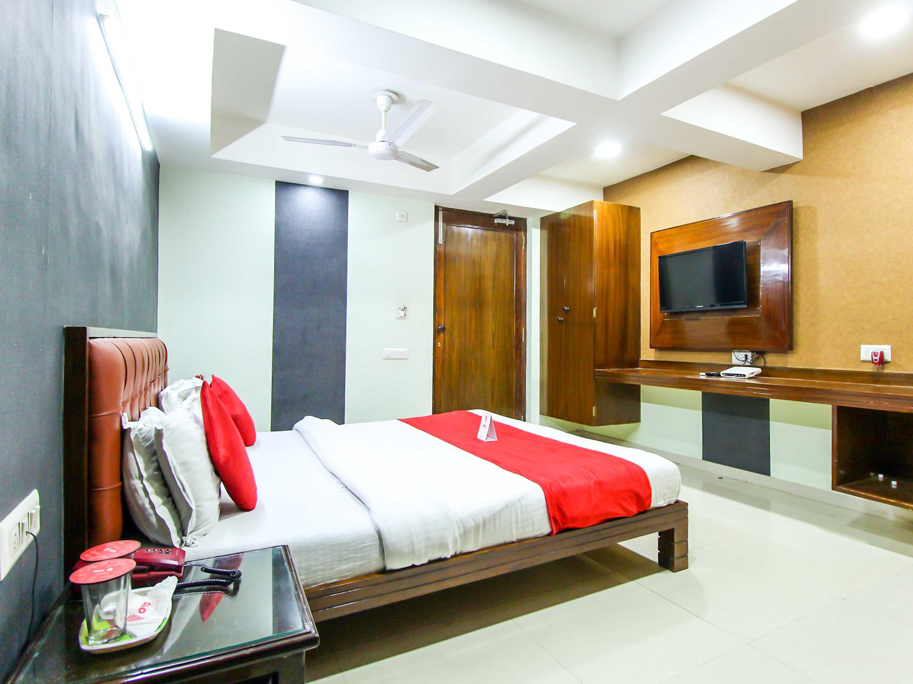 Hotel Seven Ahmedabad Bagian luar foto