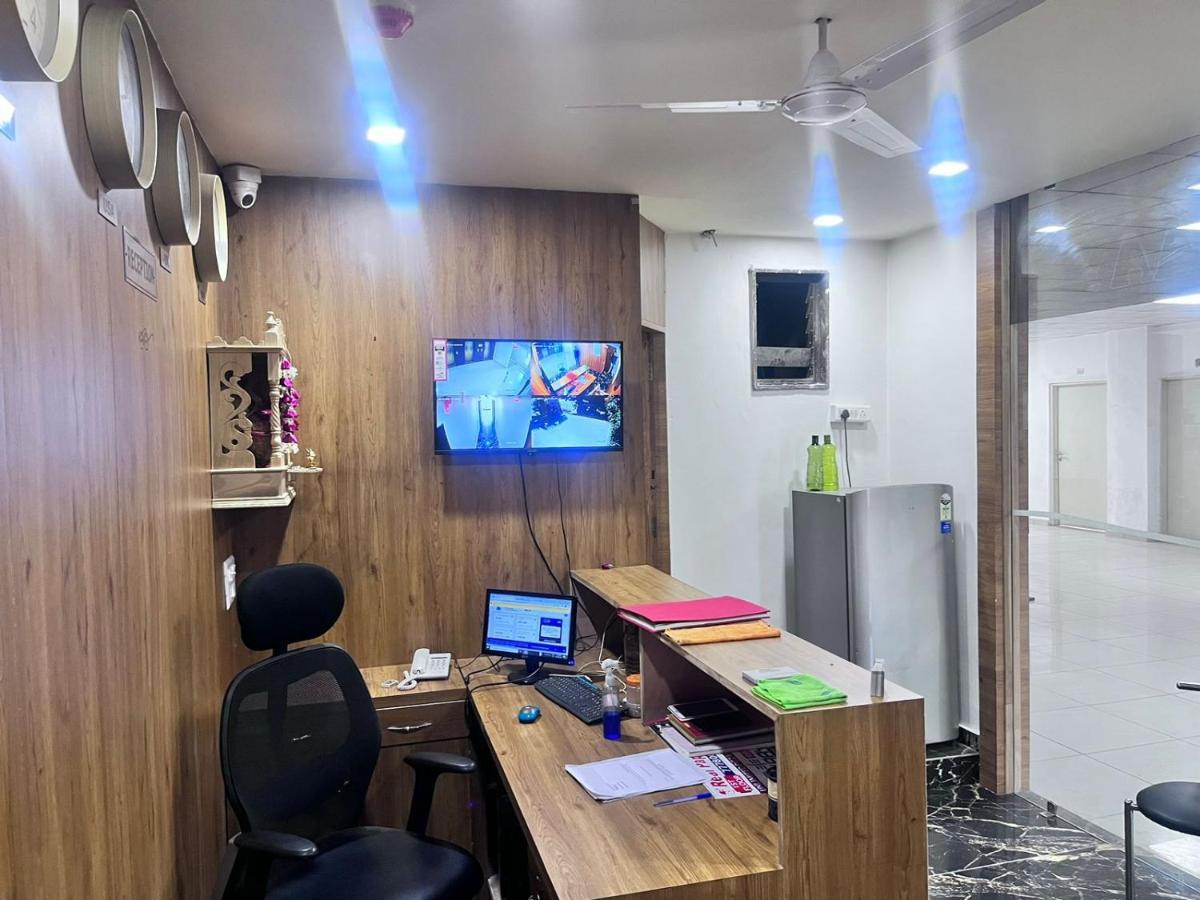 Hotel Seven Ahmedabad Bagian luar foto