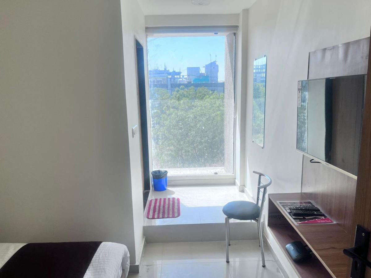 Hotel Seven Ahmedabad Bagian luar foto