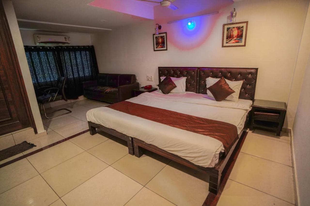 Hotel Seven Ahmedabad Bagian luar foto