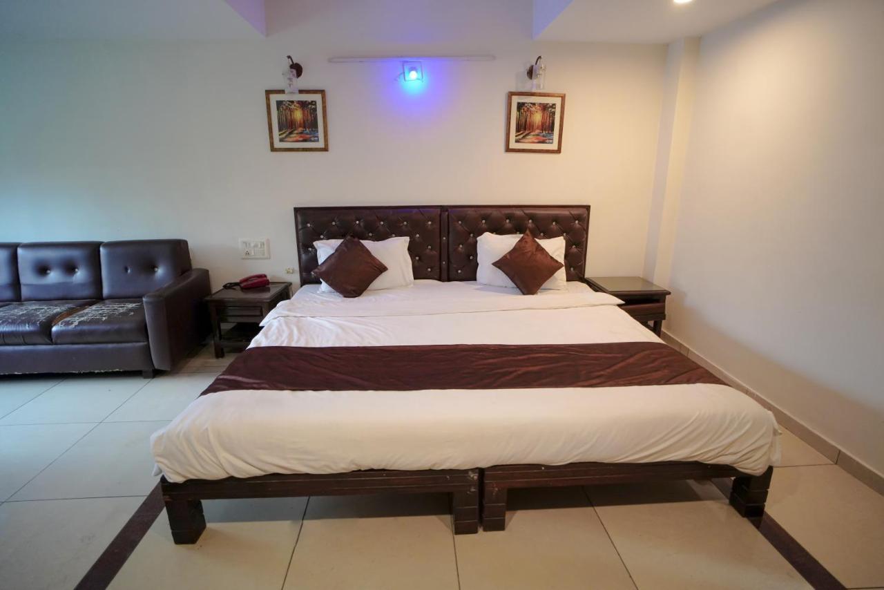 Hotel Seven Ahmedabad Bagian luar foto