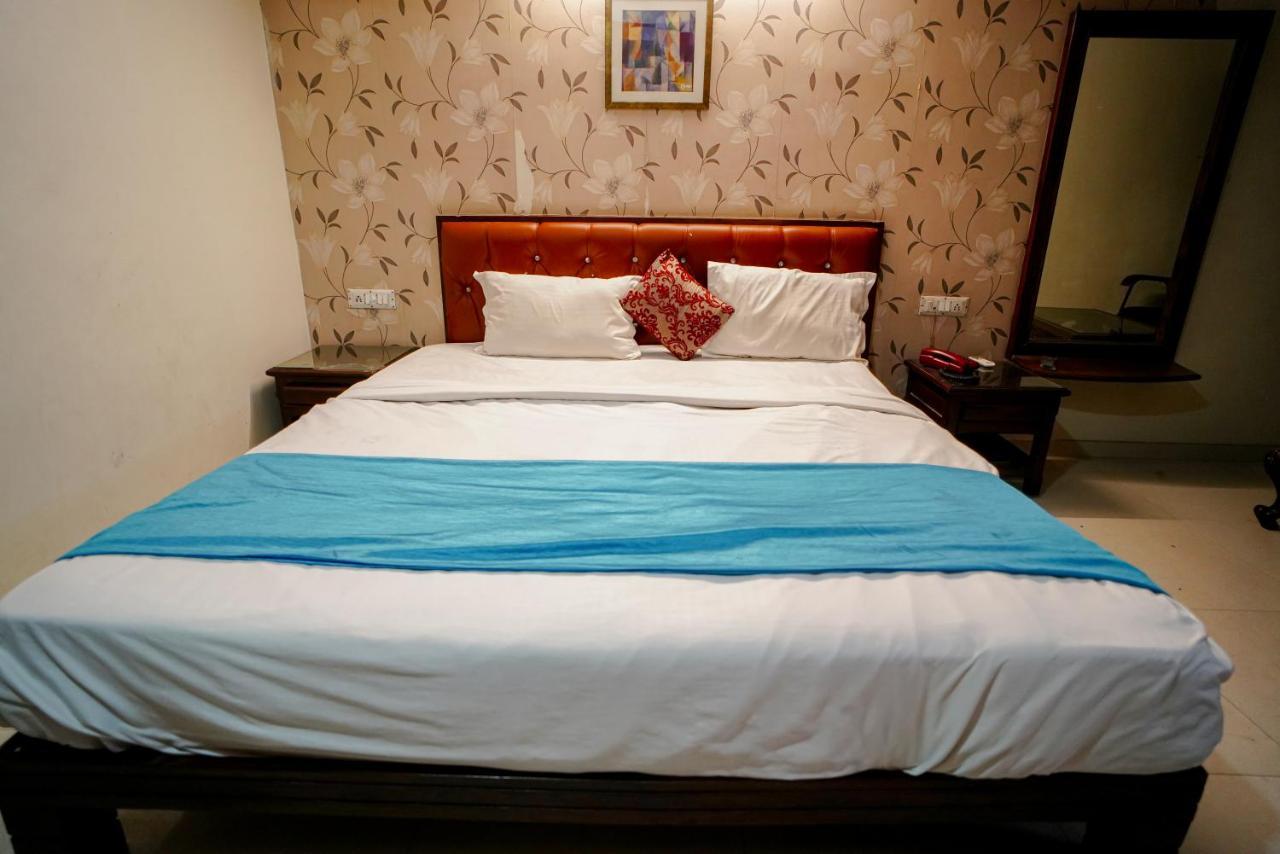 Hotel Seven Ahmedabad Bagian luar foto