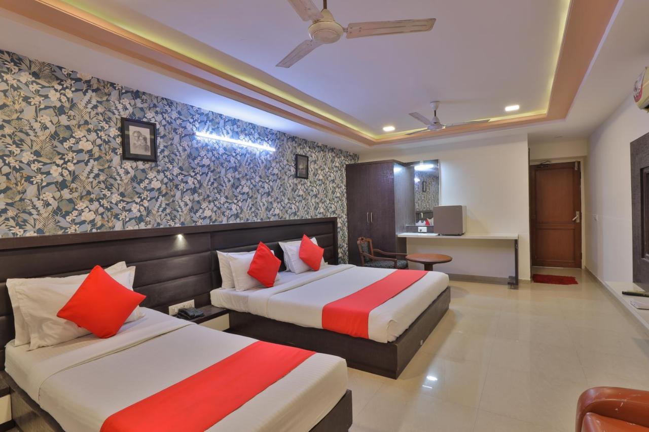 Hotel Seven Ahmedabad Bagian luar foto