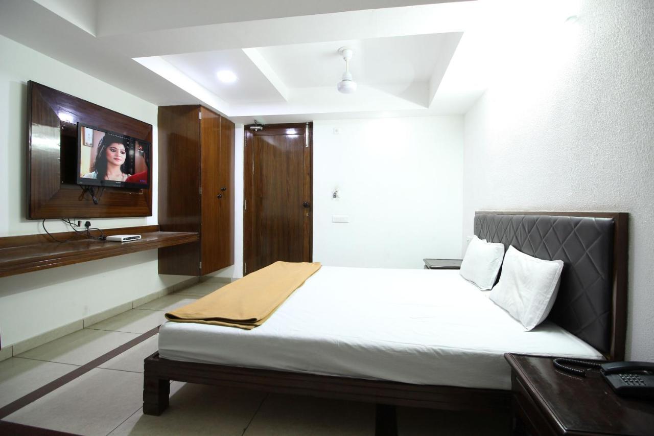 Hotel Seven Ahmedabad Bagian luar foto
