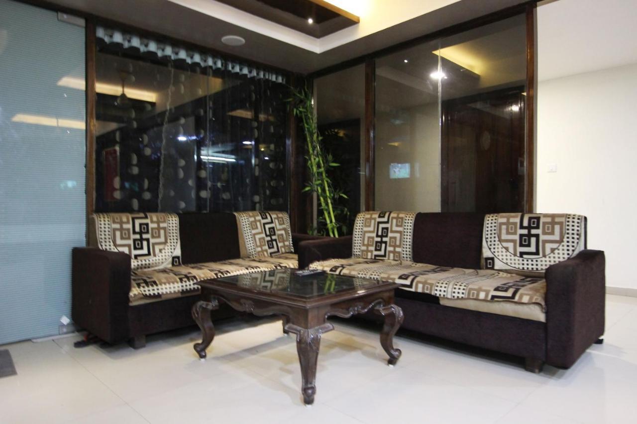 Hotel Seven Ahmedabad Bagian luar foto