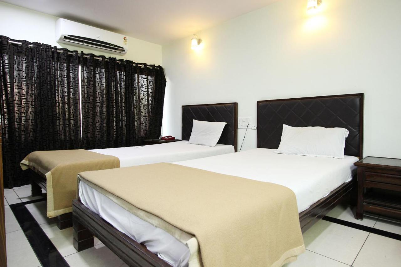 Hotel Seven Ahmedabad Bagian luar foto