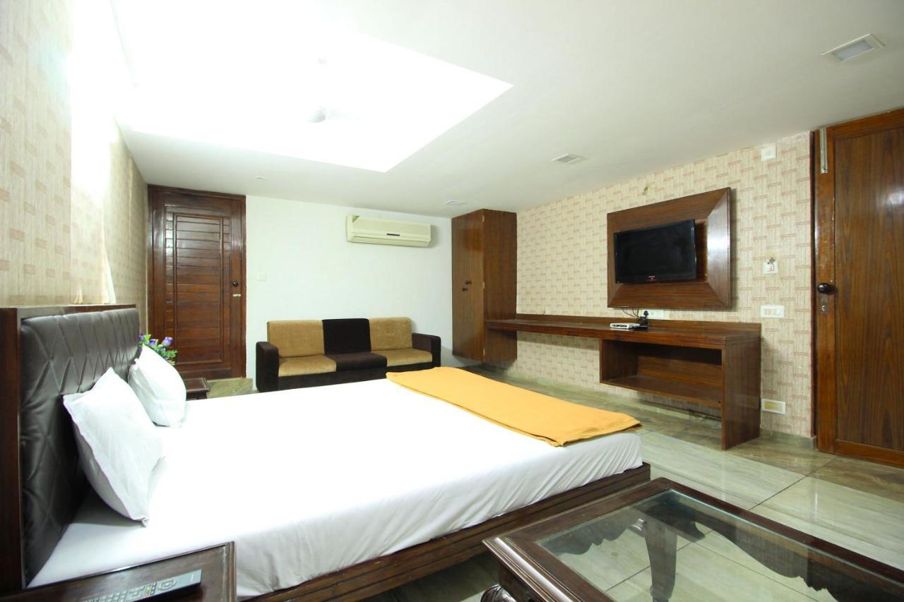 Hotel Seven Ahmedabad Bagian luar foto