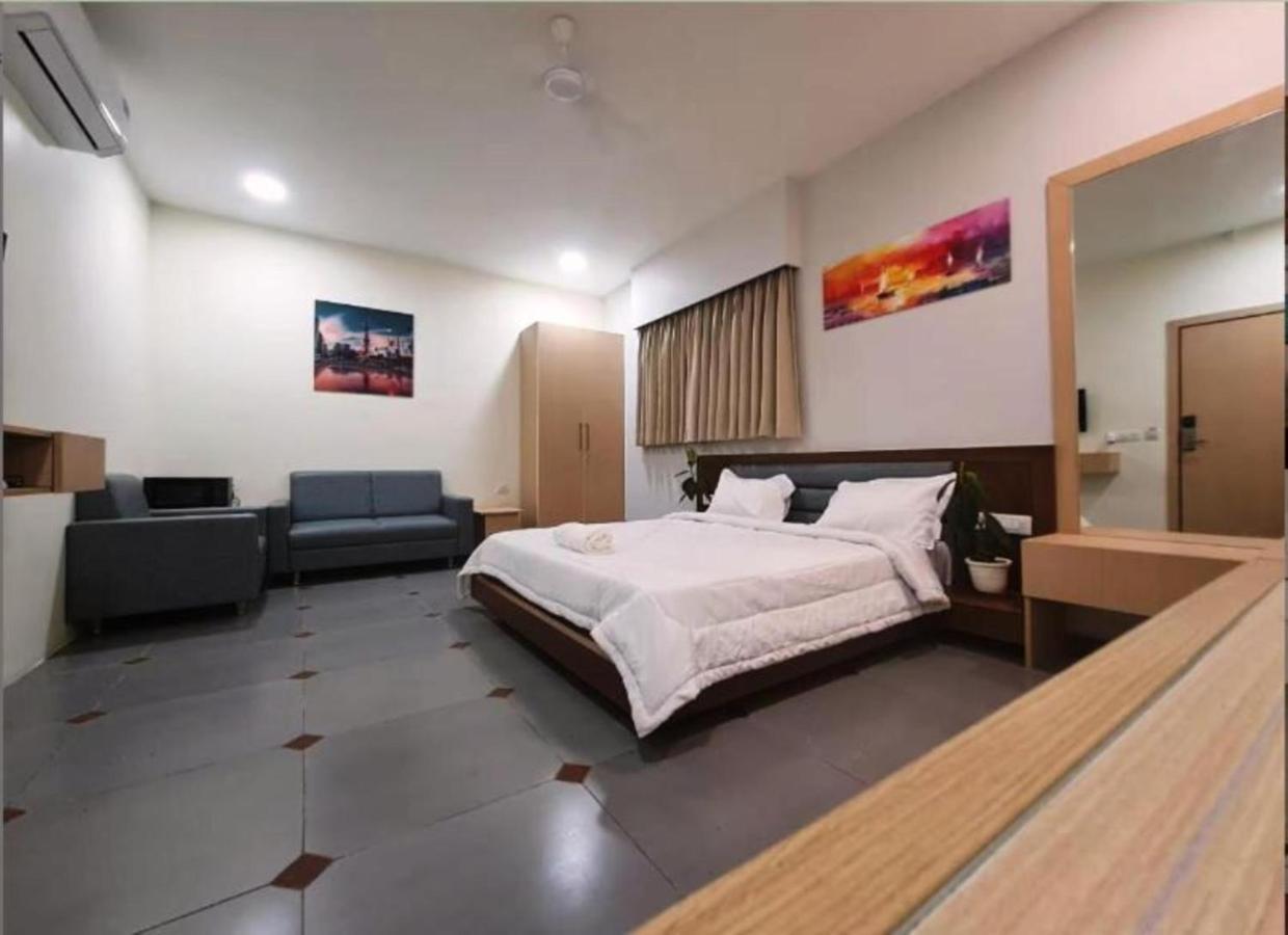 Hotel Seven Ahmedabad Bagian luar foto