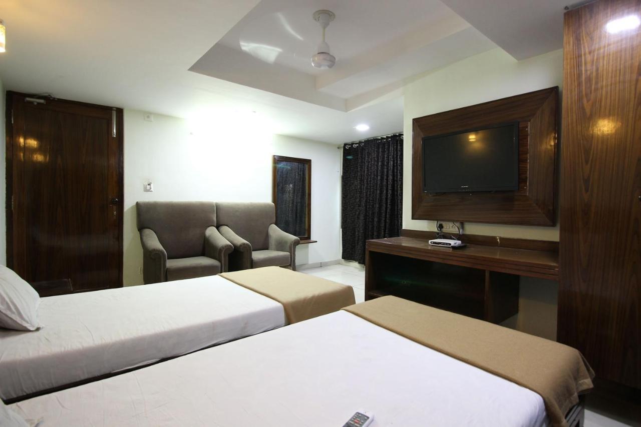 Hotel Seven Ahmedabad Bagian luar foto