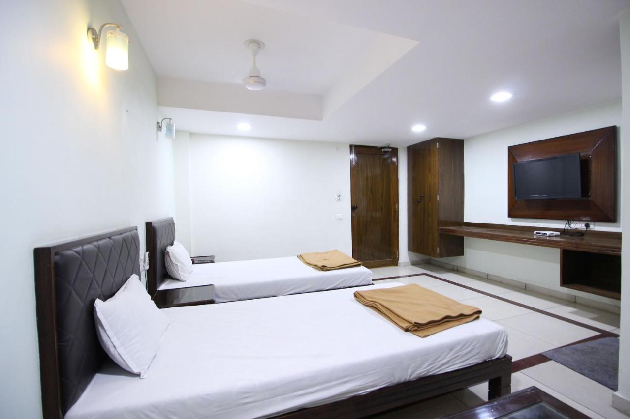 Hotel Seven Ahmedabad Bagian luar foto