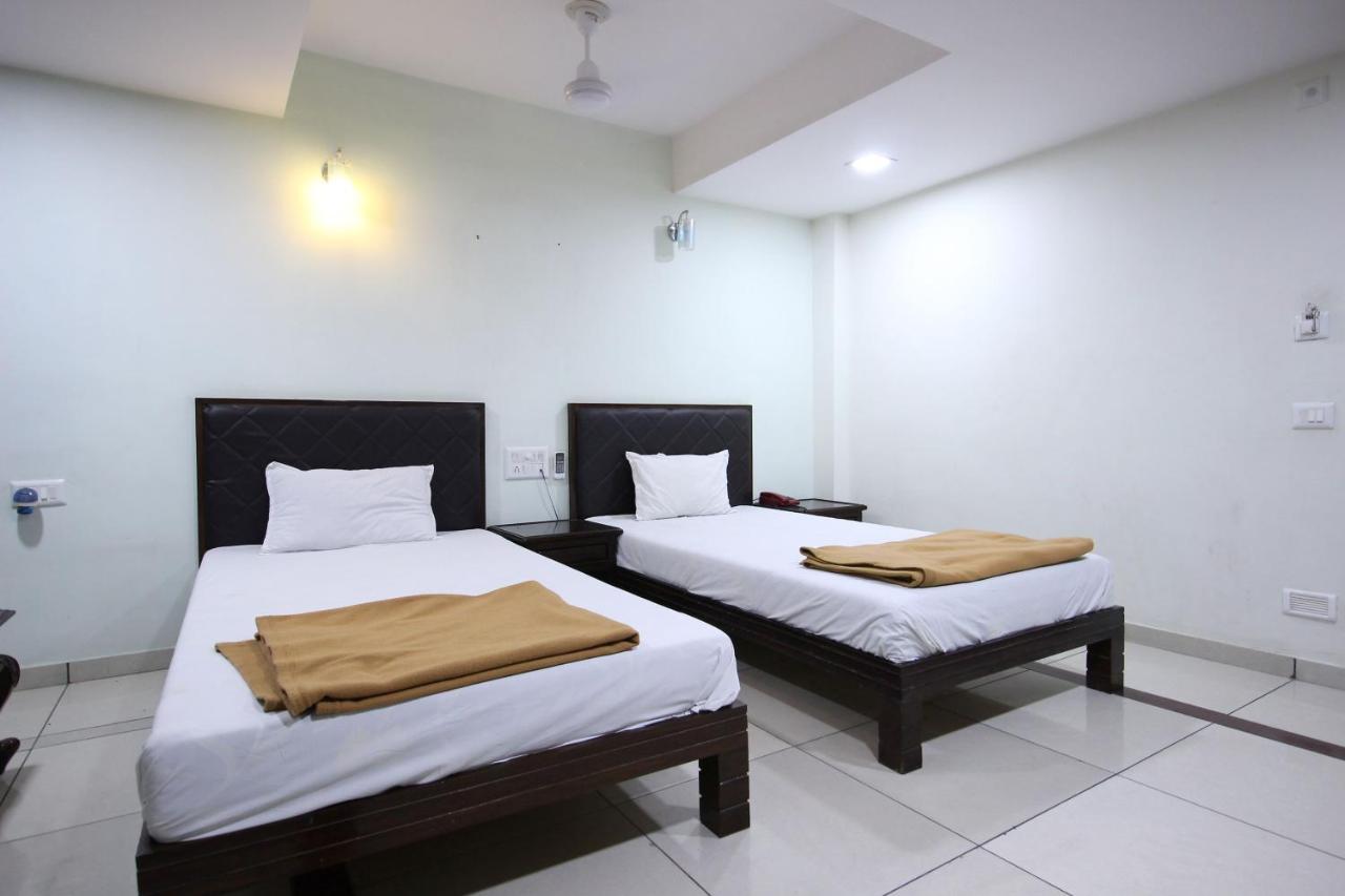 Hotel Seven Ahmedabad Bagian luar foto