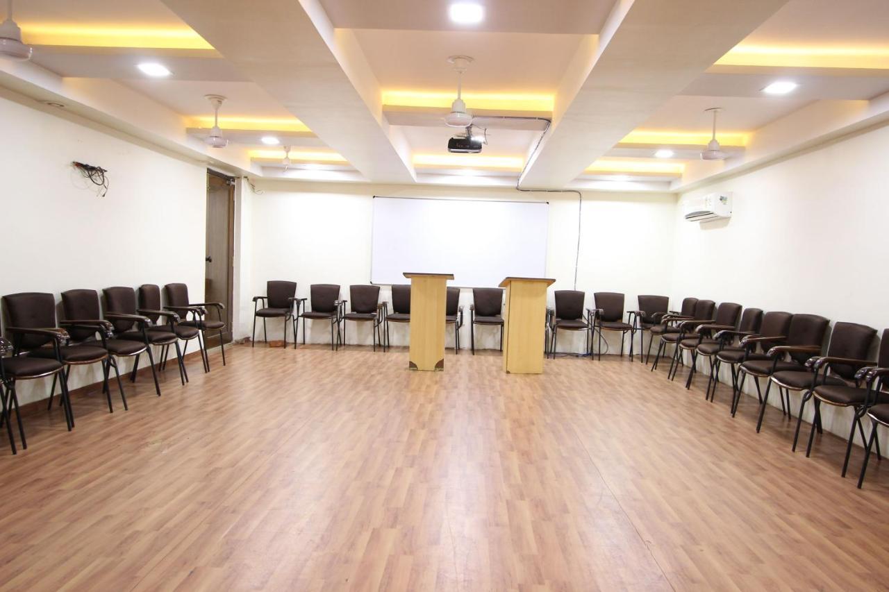 Hotel Seven Ahmedabad Bagian luar foto