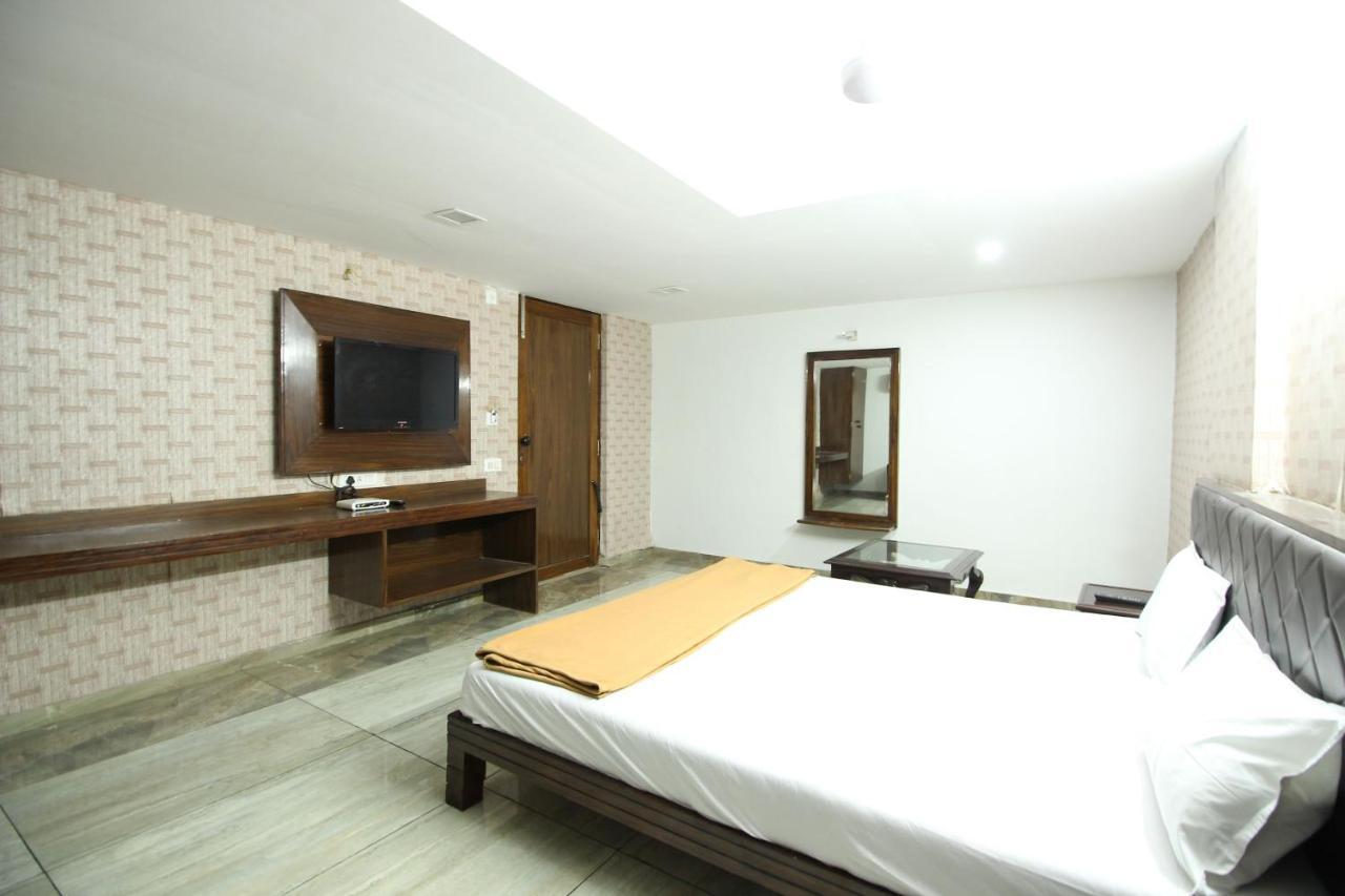 Hotel Seven Ahmedabad Bagian luar foto
